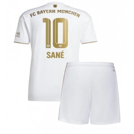 Bayern Munich Leroy Sane #10 Udebanetrøje Børn 2022-23 Kortærmet (+ Korte bukser)